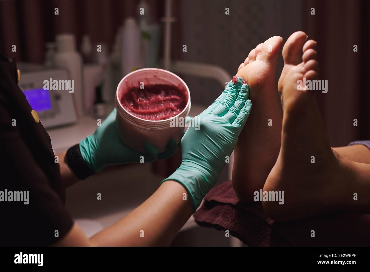 Primo piano del massaggio ai piedi con uno scrub ai piedi durante un  pedicure professionale in salone di bellezza Foto stock - Alamy