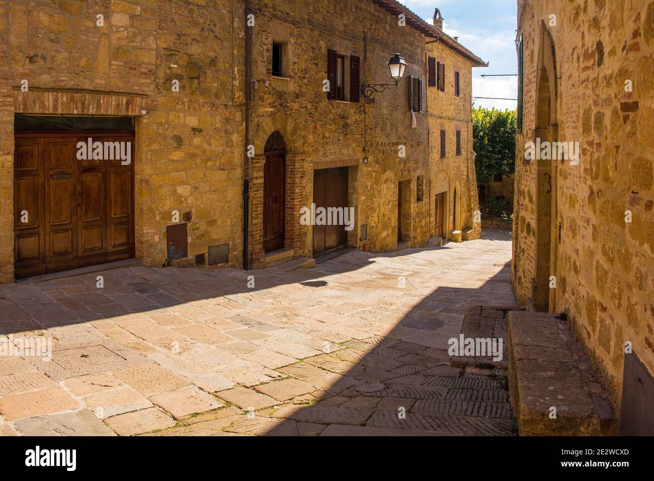 Edifici storici residenziali nel centro della città medievale di Monticchiello vicino a Pienza in provincia di Siena, Toscana, Italia Foto Stock