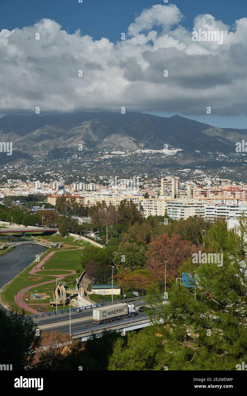 Fuengirola e Mijas sullo sfondo, provincia di Malaga, Andalusia, Spagna. Foto Stock