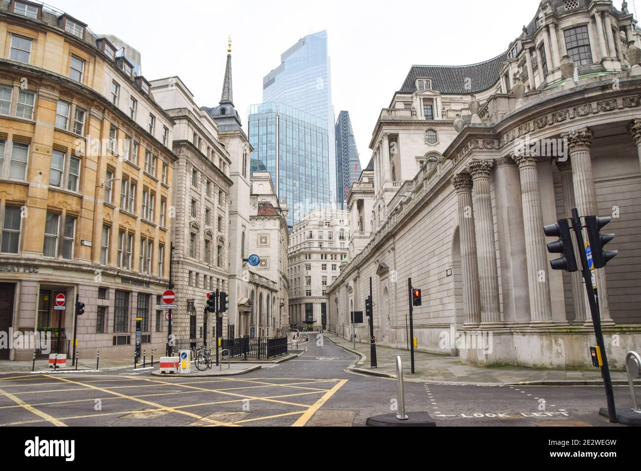 Londra, Regno Unito. 15 gennaio 2021. Le strade deserte della City of London.England rimangono sotto controllo mentre il governo combatte per tenere sotto controllo la pandemia del coronavirus. Credit: Vuk Valcic/SOPA Images/ZUMA Wire/Alamy Live News Foto Stock