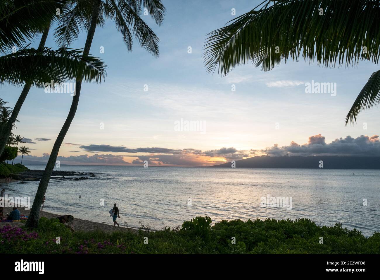 Turisti sulla spiaggia al tramonto, Napili Bay, Maui, Hawaii, Stati Uniti Foto Stock