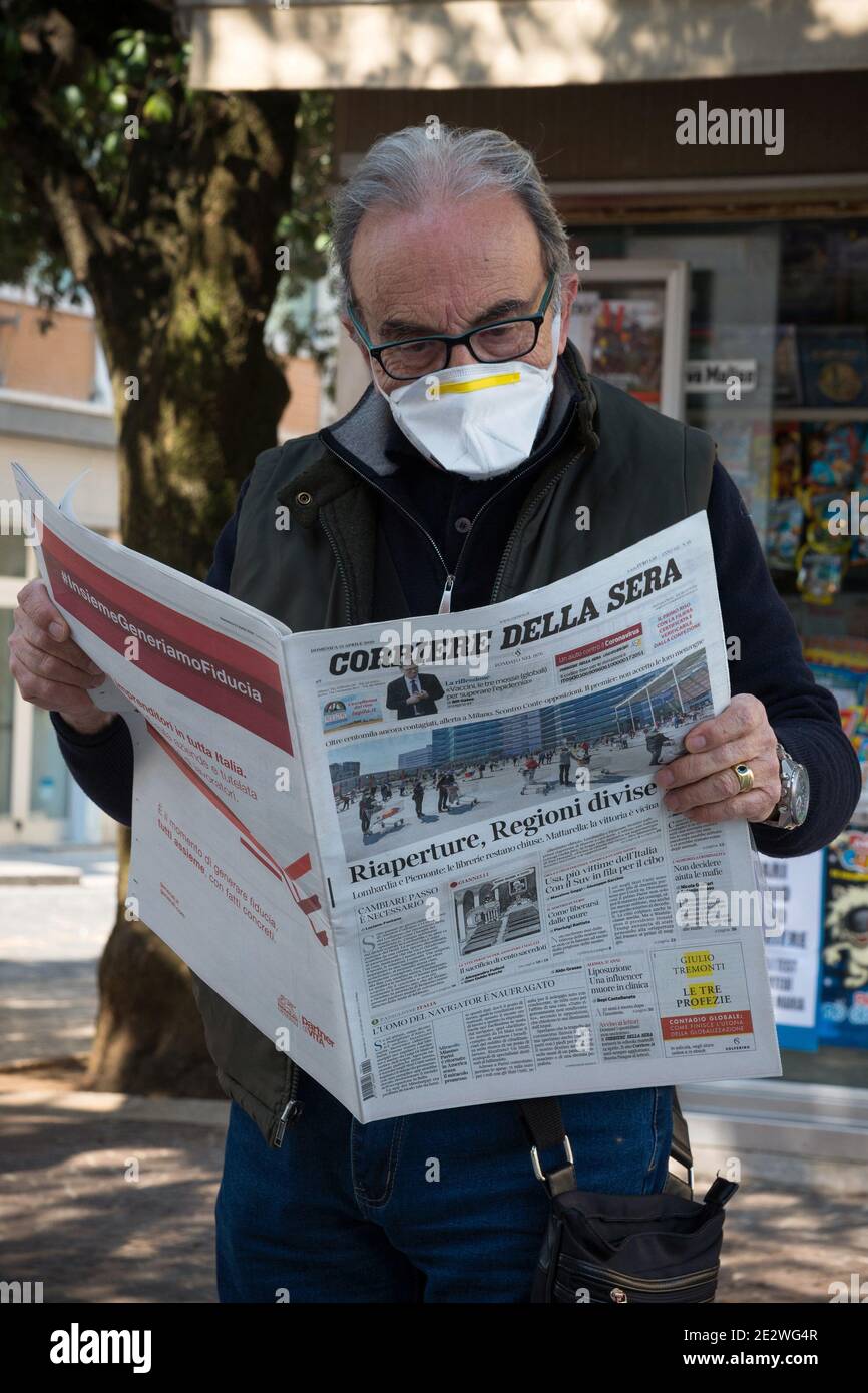 Campobasso, Molise, Italia: Un uomo legge il giornale nella piazza di Campobasso, il titolo di apertura del Corriere della sera è il 12 aprile 2020 'R. Foto Stock