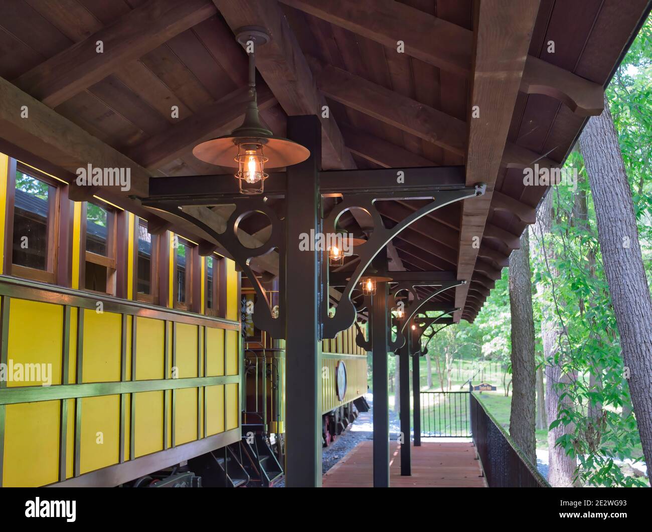 Un binario della stazione ferroviaria con un'auto d'epoca per passeggeri Foto Stock