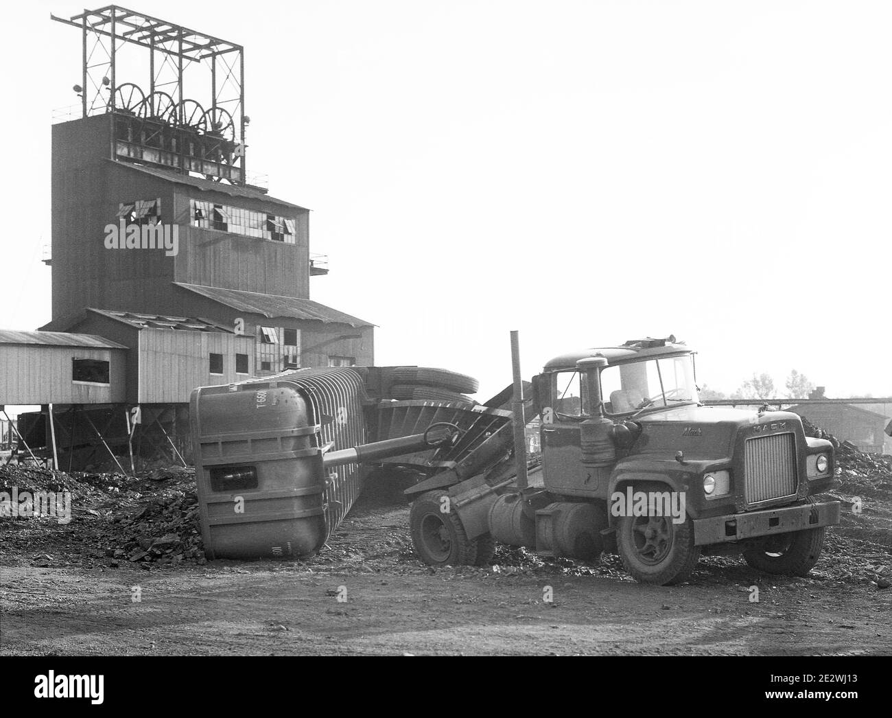 Questo è un incidente di Mack Coal Truck presso l'Huber Colliery, Ashley, Pennsylvania, la mattina del 5 giugno 1971 alle 7.20. Blue Coal's Huber Breaker è stato un punto di riferimento situato nel quartiere di Ashley, Hanover Township, Luzerne County, Pennsylvania, Stati Uniti. Foto Stock