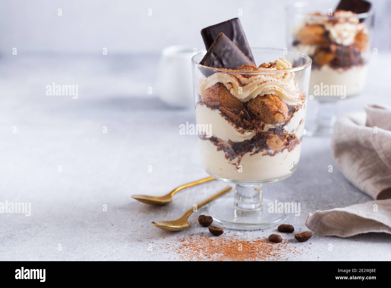 Tiramisù da dessert italiano fatto in casa con savoiardi e mascarpone. Messa a fuoco selettiva. Foto Stock