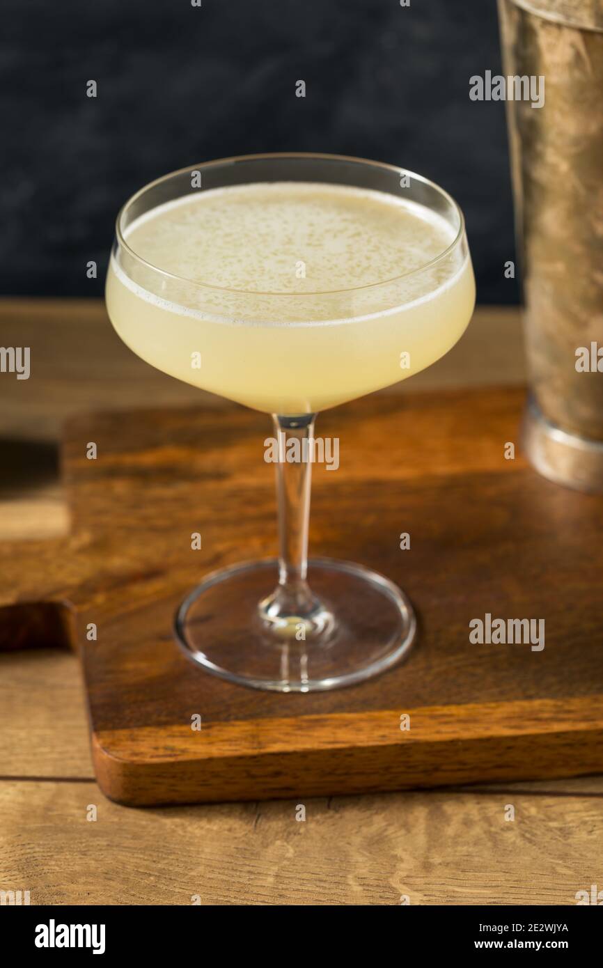 Boozy rinfrescante cocktail Mezcal illegale con lime e rum Foto Stock