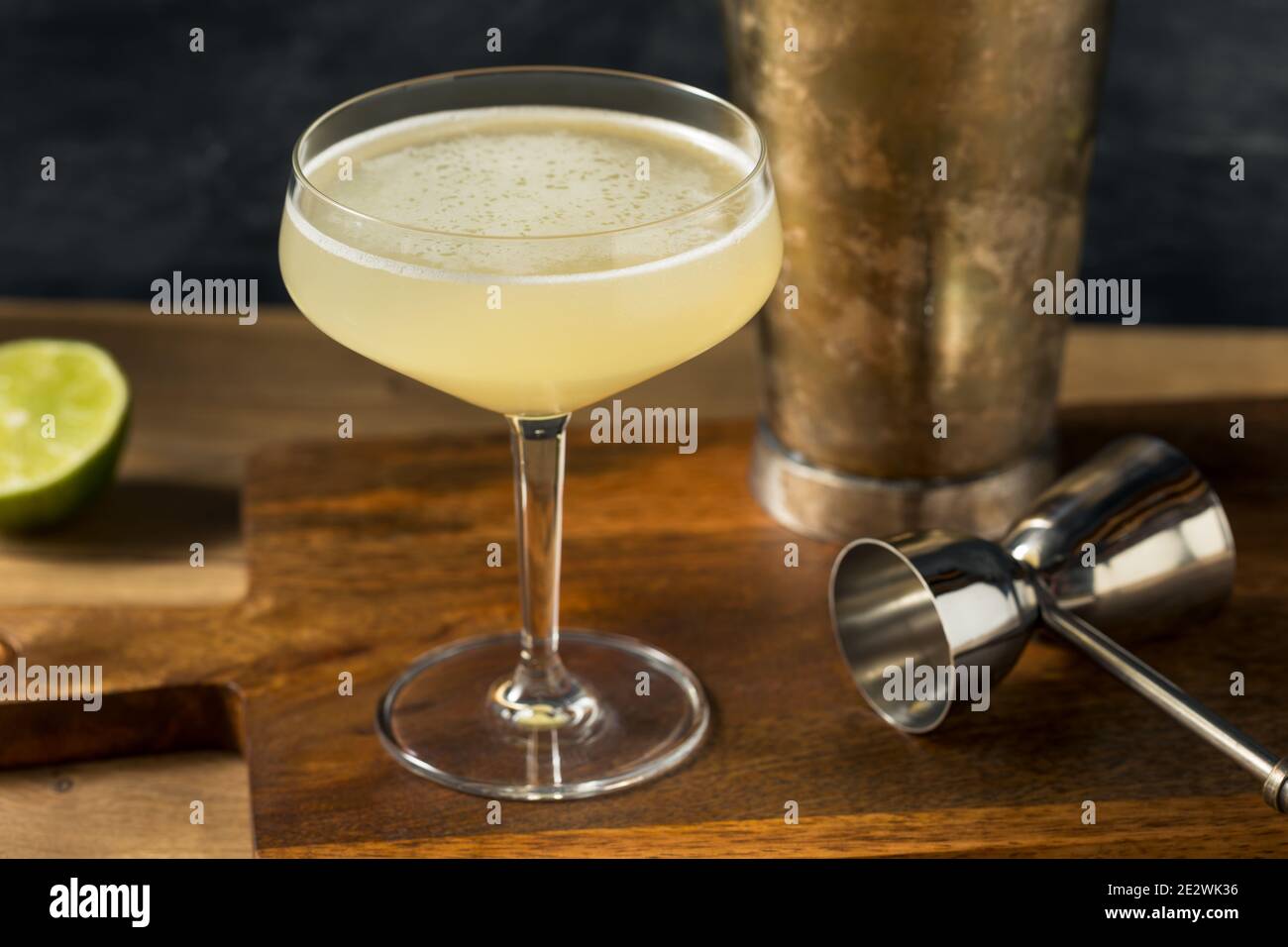 Boozy rinfrescante cocktail Mezcal illegale con lime e rum Foto Stock