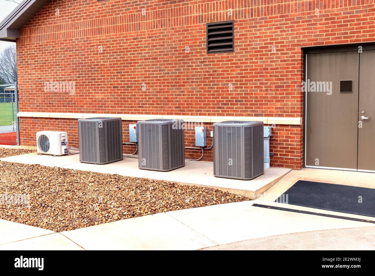 Immagine orizzontale delle unità HVAC all'esterno di un edificio scolastico. Foto Stock
