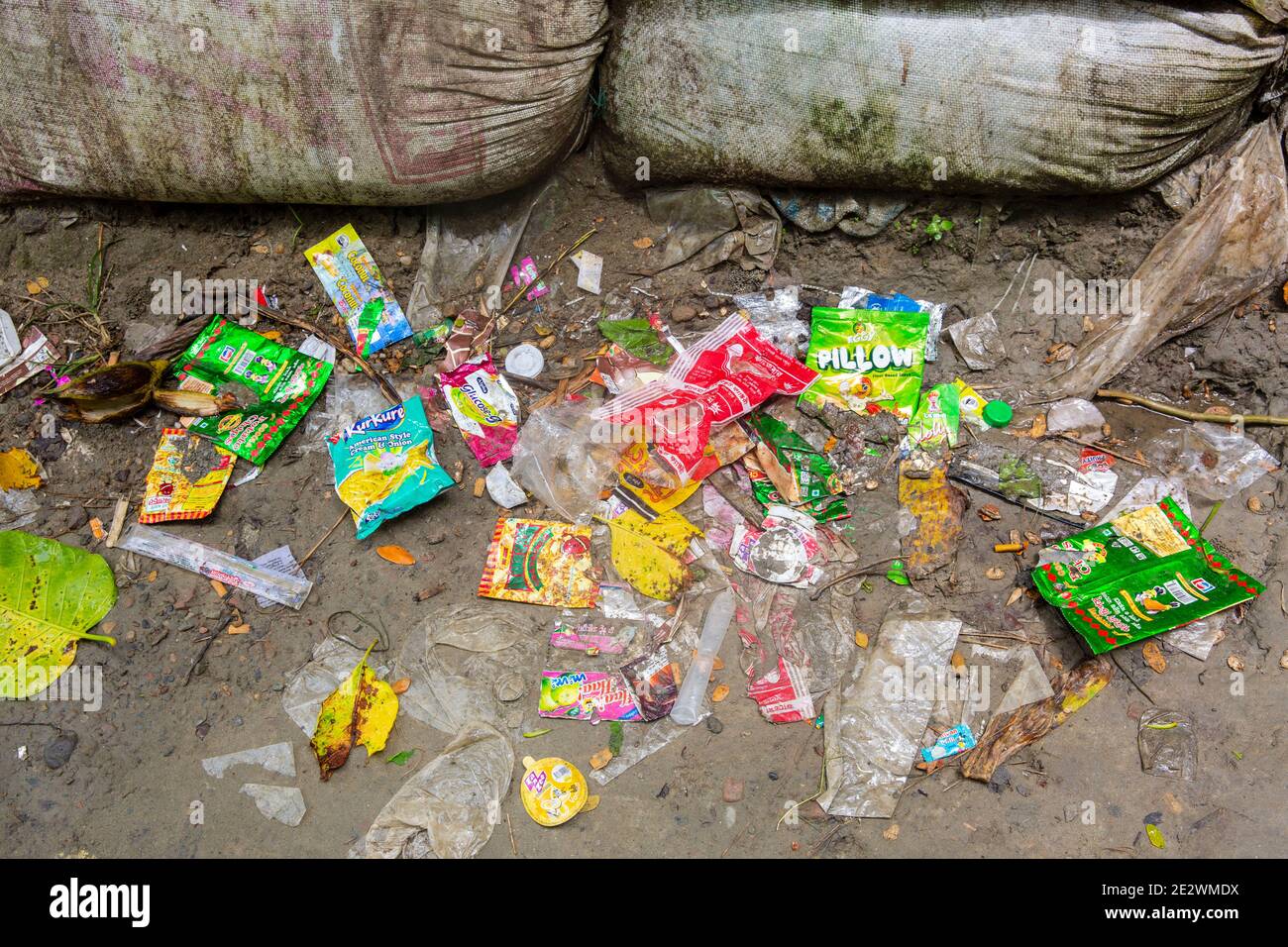 Inquinamento plastico in un villaggio a Chanpur. Bangladesh Foto Stock