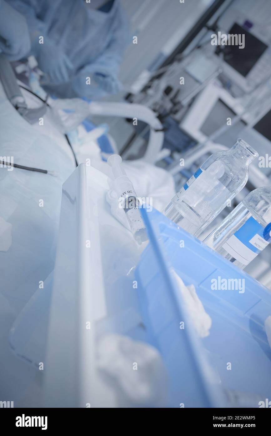 Personale di lavoro nel reparto ospedaliero con oggetti medici in primo piano. Foto Stock