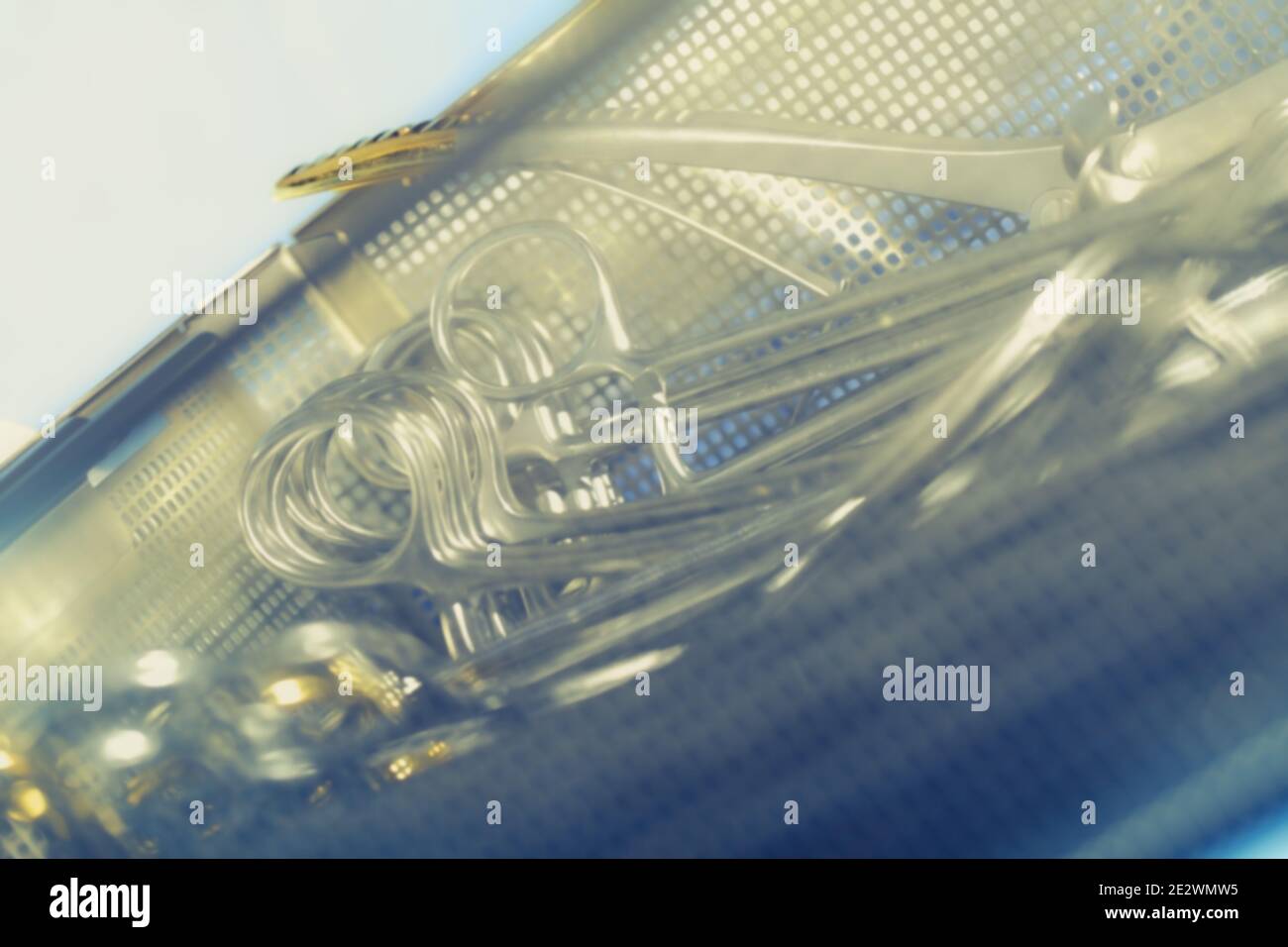 Gli strumenti chirurgici si sono messi in primo piano come sfondo medico. Foto Stock