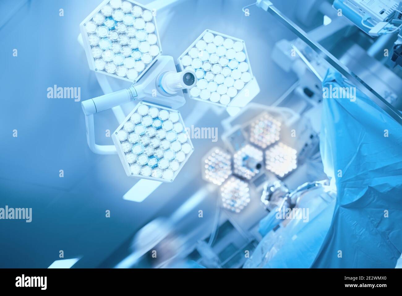 Lampada chirurgica nella sala operatoria. Foto Stock