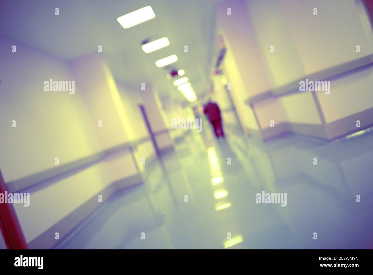 Silhouette umana nel corridoio dell'ospedale. Foto Stock