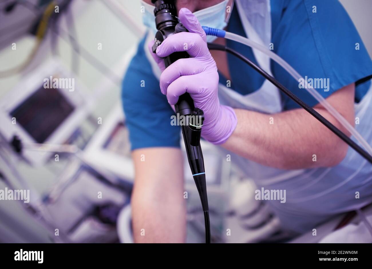 Il medico di emergenza esegue test endoscopici su pazienti in terapia intensiva. Foto Stock