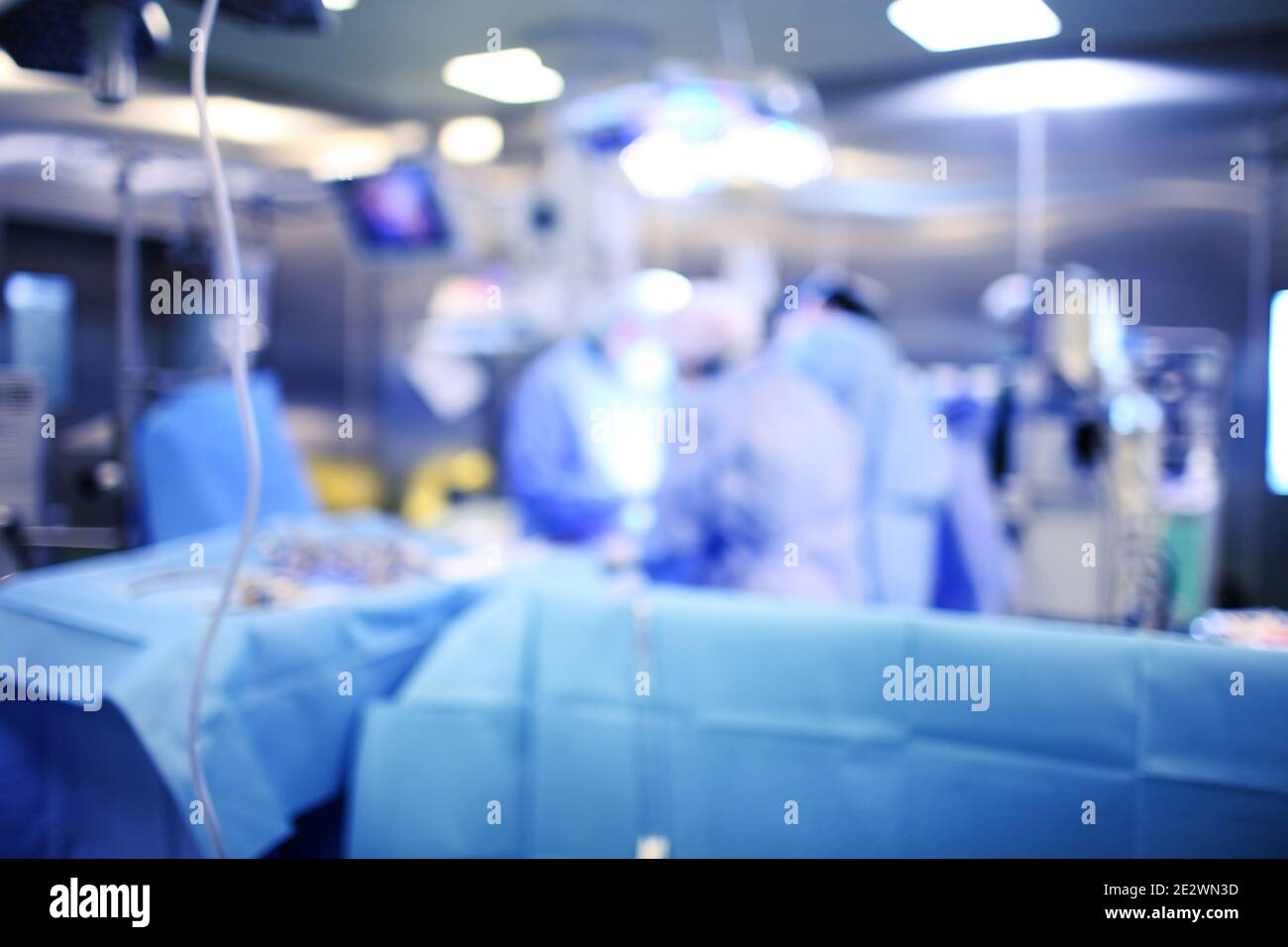 Sala operatoria con personale, background non focalizzato. Foto Stock