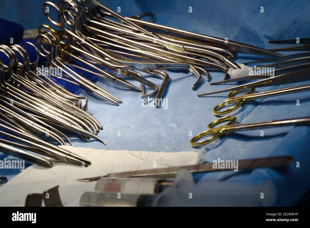 Strumentazione chirurgica sul tavolo durante il funzionamento. Foto Stock