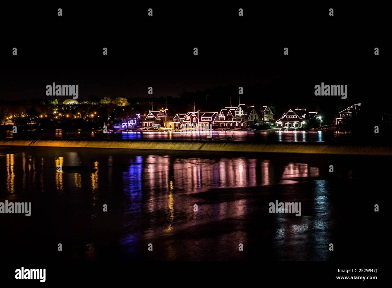 Luci serali notturne di Philadelphia Boathouse Row, Fairmont Water Works, Pennsylvania Foto Stock