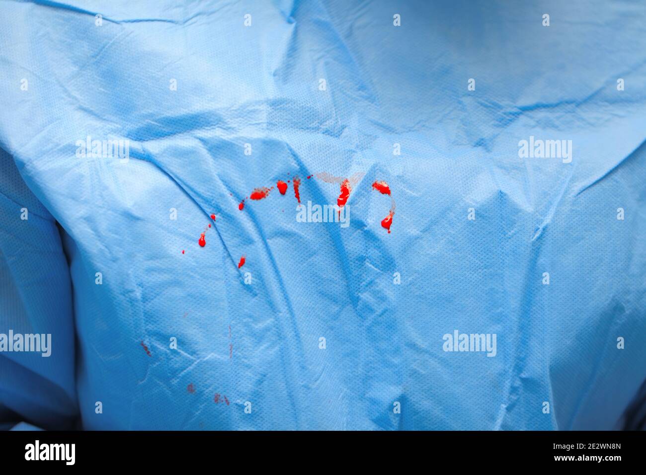 Gocce di sangue sul telo chirurgico. Foto Stock
