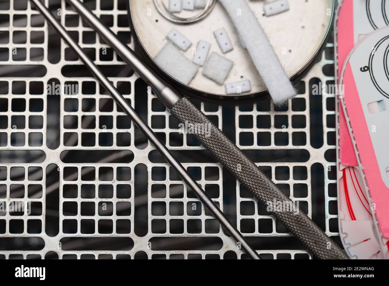 Griglia metallica di fondo con inventario chirurgico. Foto Stock