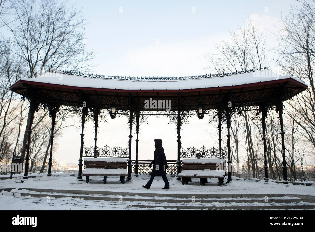 Non esclusivo: KYIV, UCRAINA - 15 GENNAIO 2021 - UNA donna passa accanto a un gazebo nel Parco della collina di Volodymyrska (collina di San Volodymyr), Kyiv, capitale dell'Ukrain Foto Stock