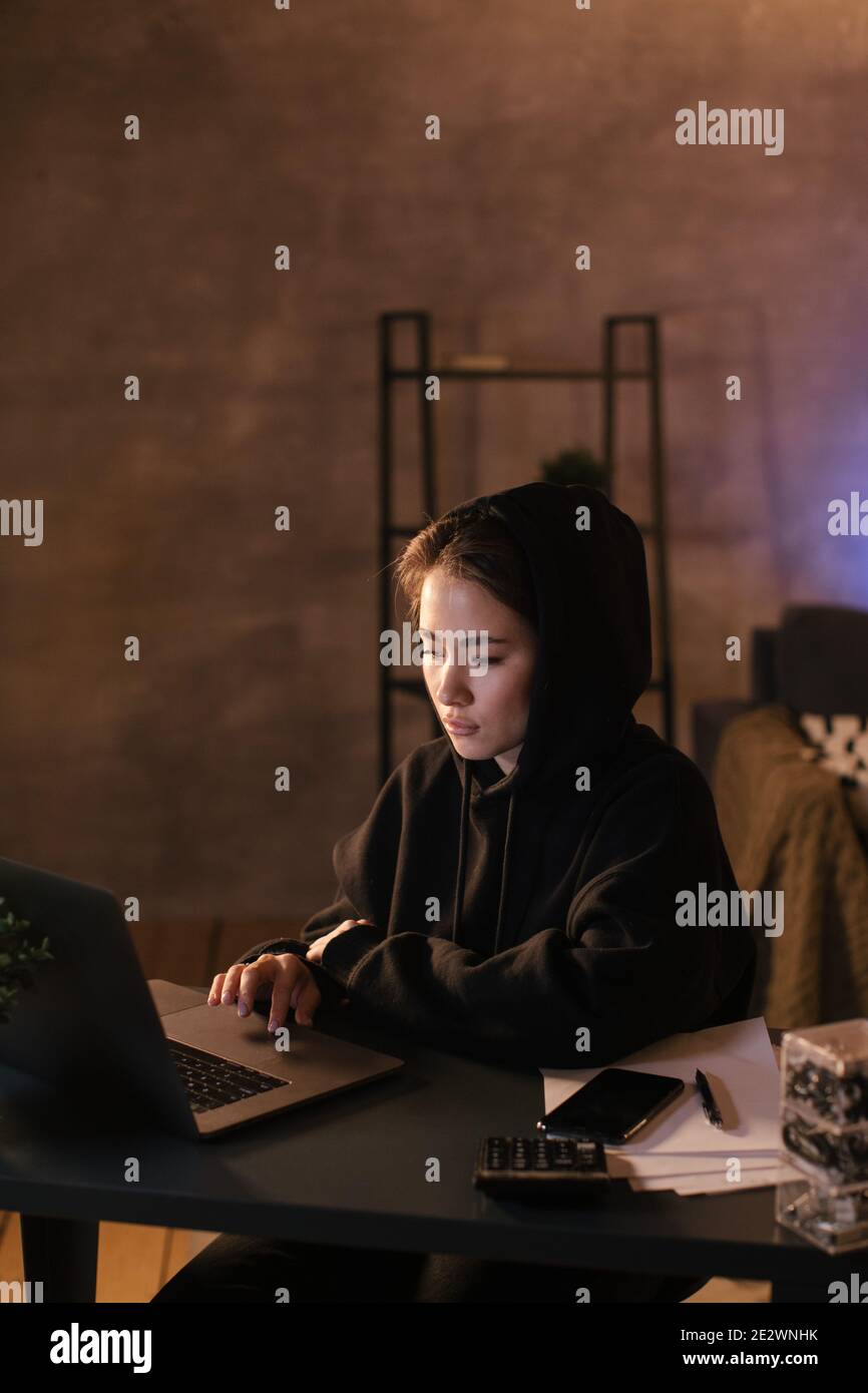 Ragazza asiatica freelance che lavora su un computer portatile Foto Stock