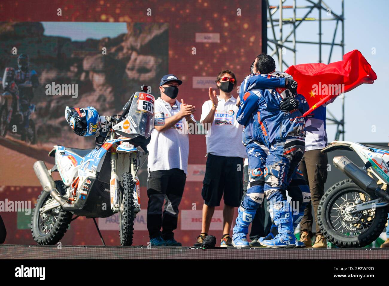 Yanbu e Jeddah, in Arabia Saudita. 15 gennaio 2021. Hongyi Zhao (chn), KTM, Wu pu da Hai Dakar Rally Team, Moto, Bike, Yakp Zaker (chn), KTM, Wu pu da Hai Dao Dakar Rally Team, Moto Portrait durante la cerimonia di conclusione del podio allo Stadio Internazionale King Abdullah di Jeddah, in Arabia Saudita, il 15 gennaio, 2021 - Photo Julien Delfosse / DPPI / LiveMedia Credit: Paola Benini/Alamy Live News Foto Stock