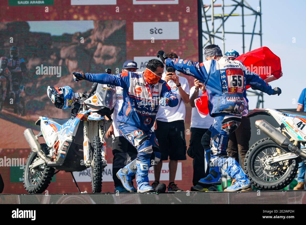 Yanbu e Jeddah, in Arabia Saudita. 15 gennaio 2021. Hongyi Zhao (chn), KTM, Wu pu da Hai Dakar Rally Team, Moto, Bike, Yakp Zaker (chn), KTM, Wu pu da Hai Dao Dakar Rally Team, Moto Portrait durante la cerimonia di conclusione del podio allo Stadio Internazionale King Abdullah di Jeddah, in Arabia Saudita, il 15 gennaio, 2021 - Photo Julien Delfosse / DPPI / LiveMedia Credit: Paola Benini/Alamy Live News Foto Stock