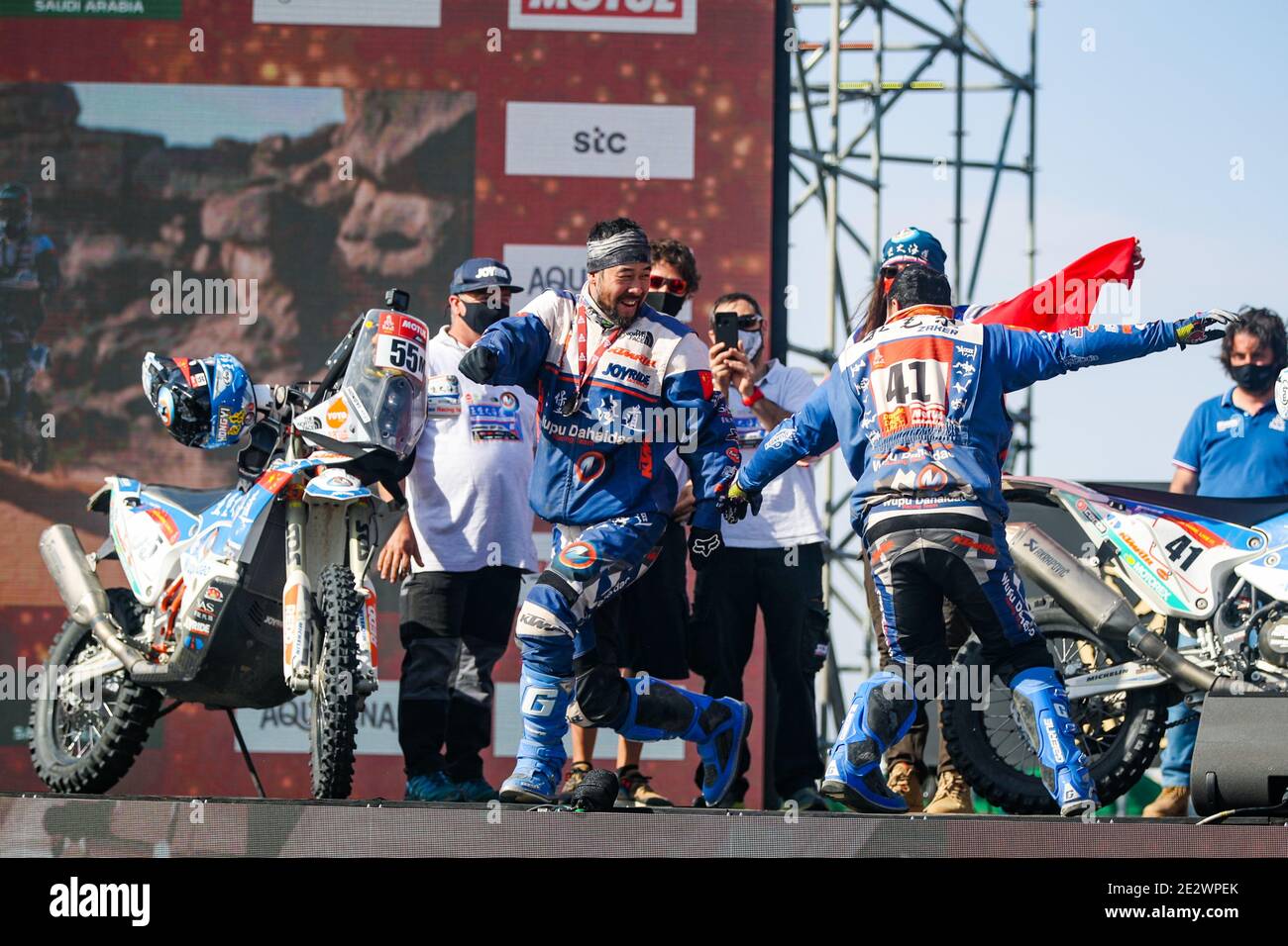 Hongyi Zhao (chn), KTM, Wu pu da Hai Dakar Rally Team, Moto, Bike, Yakp Zaker (chn), KTM, Wu pu da Hai Dao Dakar Rally Team, Moto Portrait durante la cerimonia di conclusione del podio allo Stadio Internazionale King Abdullah di Jeddah, in Arabia Saudita, il 15 gennaio, 2021 - Foto Julien Delfosse / DPPI / LM Foto Stock