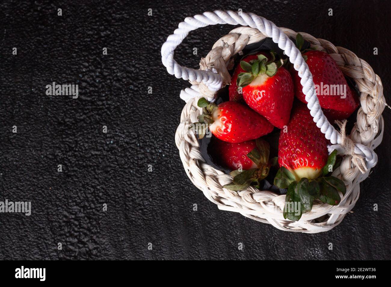 Still life di fragole su sacchetto bianco. Foto Stock