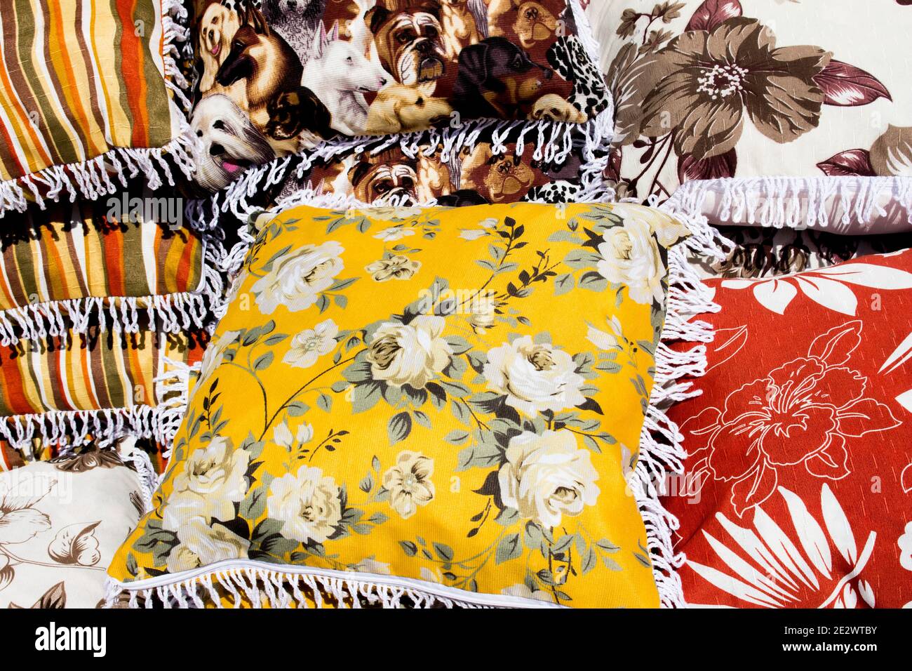 Gruppo di cuscini con tessuti e colori diversi Foto Stock