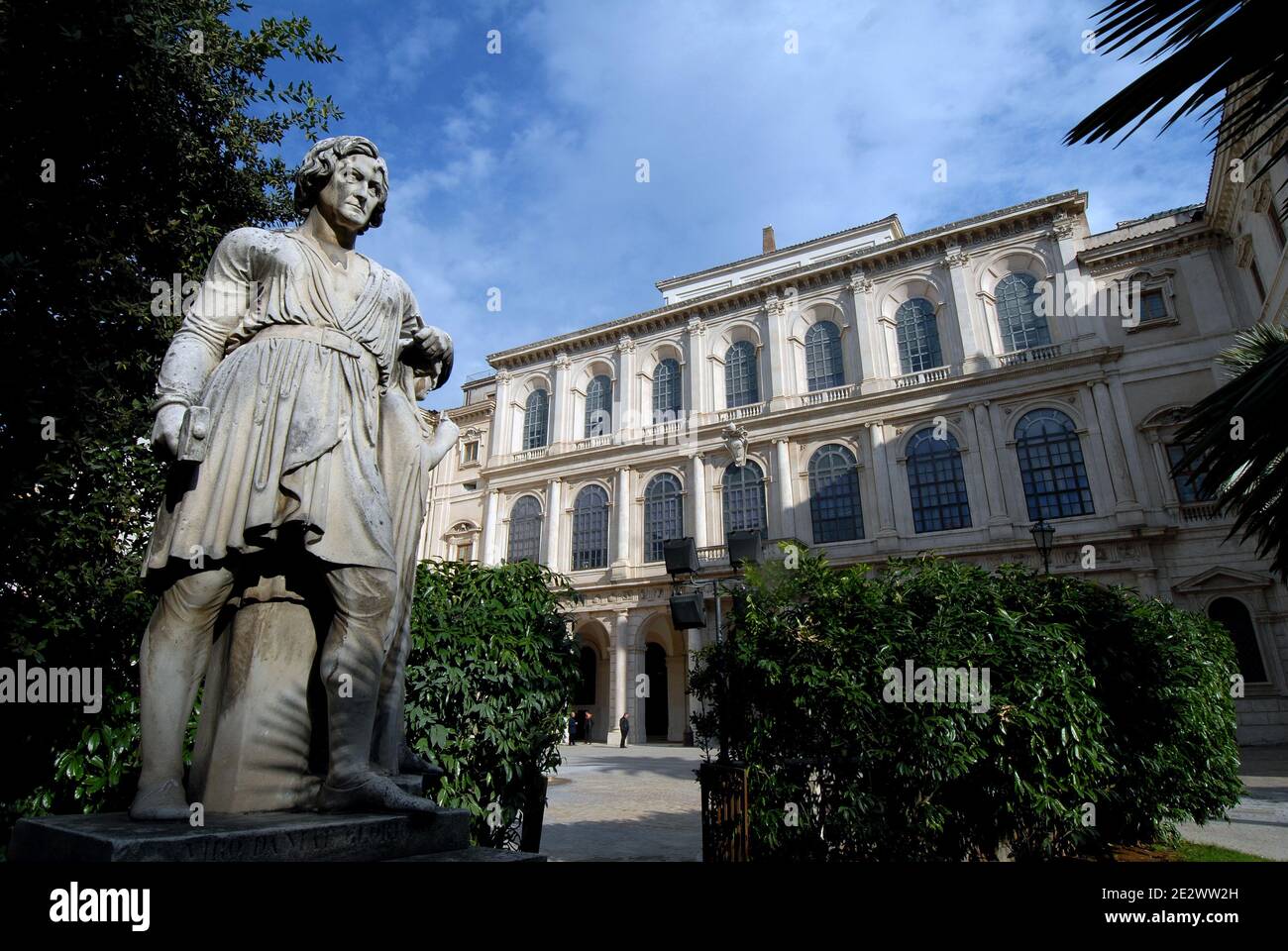 Palazzo Barberini, uno dei più bei palazzi pontifici barocchi di Roma, è la Nuova Galleria Nazionale d'Arte Antica, Italia il 13 dicembre 2010. Il restauro chiude una disputa di 55 anni sulla proprietà del piano terra tra il Ministero della Cultura e il Ministero della Difesa, che ha utilizzato lo spazio come club ufficiale. Il nuovo museo è stato aperto dal Presidente italiano Giorgio Napolitano e dal Ministro della Cultura Francesco Rutelli. La collezione della galleria comprende capolavori di Raffaello e Caravaggio, esposti in grandi sale con ampie finestre e soffitti affrescati. E' ora uno dei più pres di Roma Foto Stock