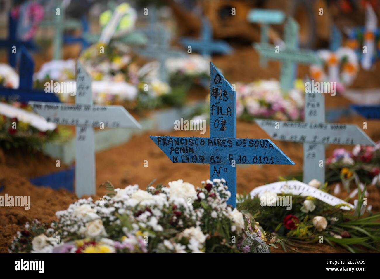 Manaus, Brasile. 15 gennaio 2021. Vista delle tombe in un'area per le vittime di Covid-19 al cimitero di Nossa Senhora Aparecida. Solo nello stato di Amazonas sono stati confermati 223,360 casi di Covid 19. Manaus, la capitale dello stato, ha registrato l'ultima volta il maggior numero di ricoveri legati a Covid-19 dall'aprile 2020, e il sistema sanitario locale era crollato. L'aeronautica brasiliana ha dovuto fornire ossigeno nella regione. Credit: Lucas Silva/dpa/Alamy Live News Foto Stock