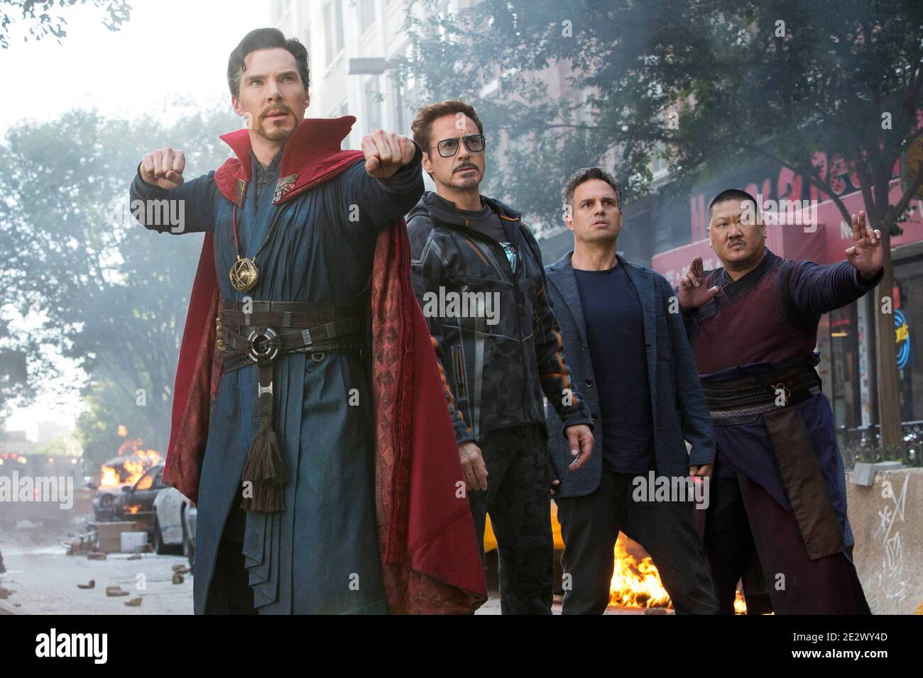Marvel Studios' AVENGERS: INFINITY WAR, con Robert Downey Jr. (Iron Man/Tony Stark), Mark Ruffalo (Bruce Banner, The Hulk), Benedetto Cumberbatch (Doctor Strange), Benedetto Wong (Wong) Foto Stock