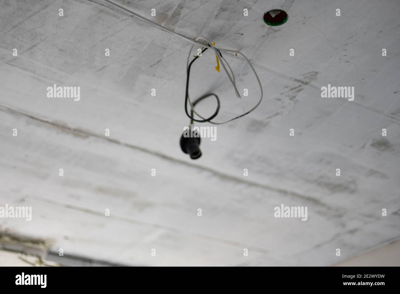 vecchia lampada alogena appesa su fili elettrici da cartongesso falso  soffitto Foto stock - Alamy