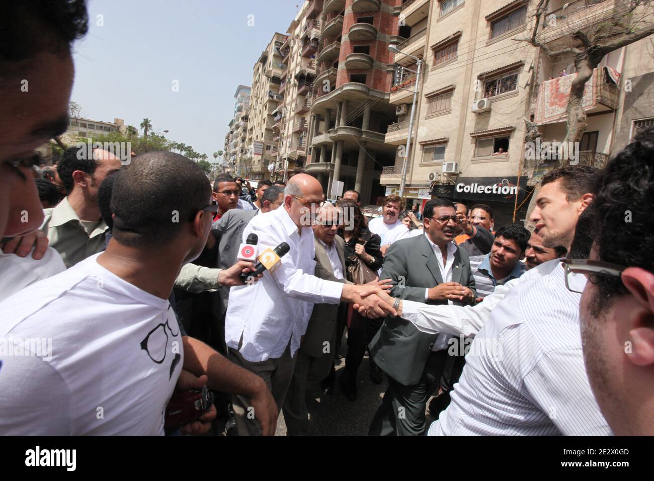 Il premio Nobel egiziano per la pace e l'ex capo dell'agenzia atomica delle Nazioni Unite Mohamed El Baradei (C) si rivolge ai sostenitori durante un incontro nella città di Mansura, in Egitto, nel delta del Nilo, il 2 aprile 2010. El Baradei è emerso come il più alto-profilo oppositore dell'Egitto del capo Hosni Mubarak da quando si è ritirato come capo dell'Agenzia internazionale dell'energia atomica alla fine dell'anno scorso. Foto di Balkis Press/ABACAPRESS.COM Foto Stock