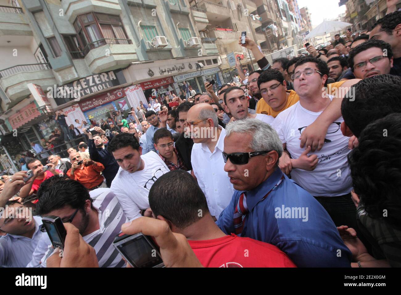 Il premio Nobel egiziano per la pace e l'ex capo dell'agenzia atomica delle Nazioni Unite Mohamed El Baradei si rivolge ai sostenitori durante un incontro nella città di Mansura, in Egitto, sul delta del Nilo, il 2 aprile 2010. El Baradei è emerso come il più alto-profilo oppositore dell'Egitto del capo Hosni Mubarak da quando si è ritirato come capo dell'Agenzia internazionale dell'energia atomica alla fine dell'anno scorso. Foto di Balkis Press/ABACAPRESS.COM Foto Stock