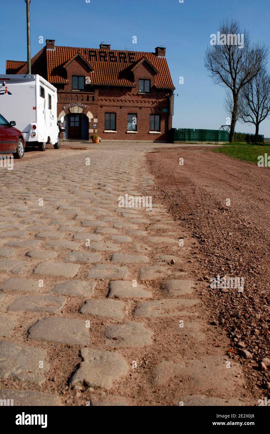 La sezione strategica di ciottoli della corsa ciclistica Parigi-Roubaix chiamata 'Carrefour de l'Arbre' a Gruson, vicino a Lille, Francia settentrionale, il 6 aprile 2010. Foto di Sylvain Lefevre/ABACAPRESS.COM Foto Stock