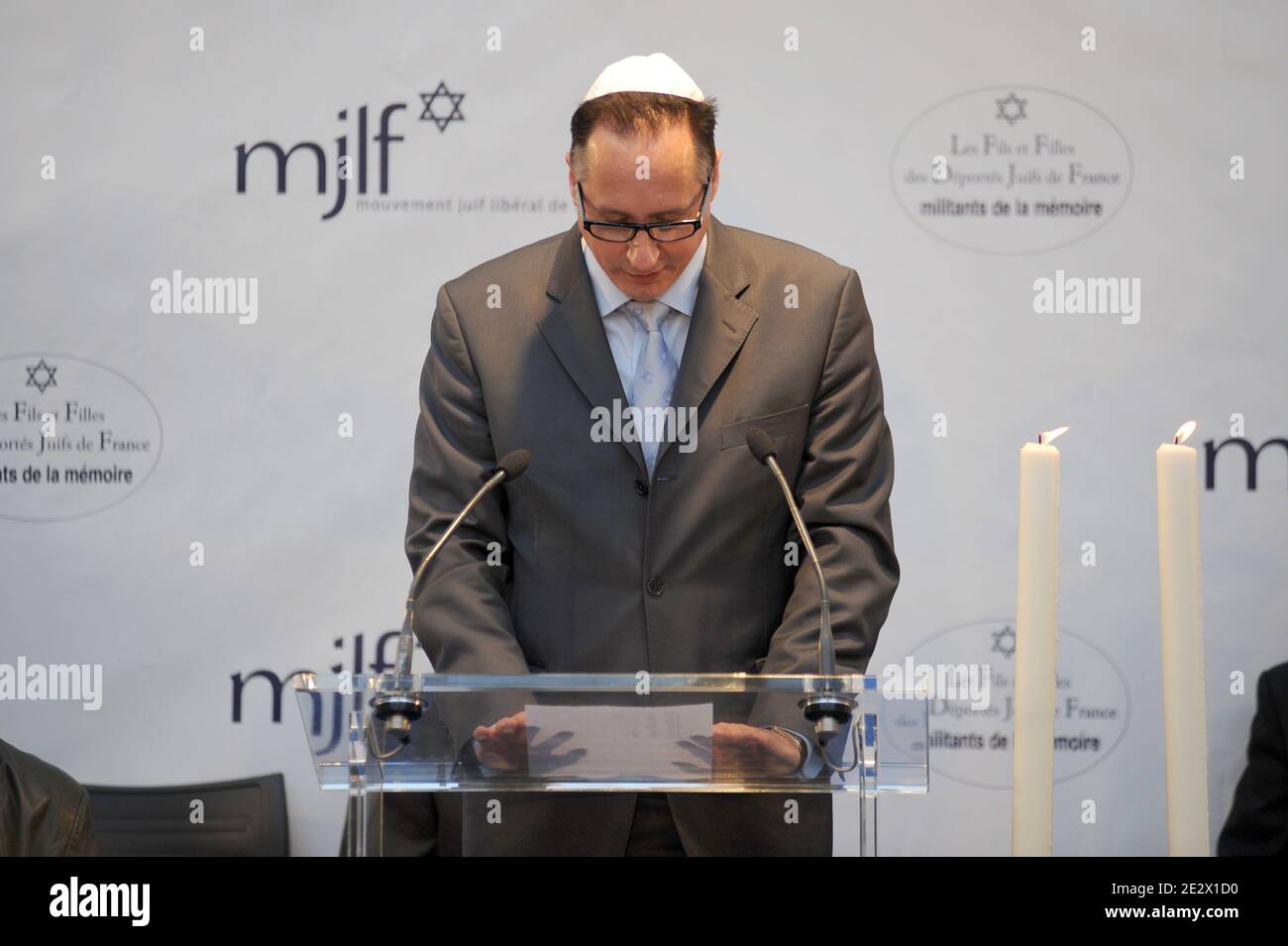 Mouvement Juif Liberal de France (MJLF) Presidente, Frederic Bouzy assiste alla lettura ininterrotta dei nomi degli ebrei deportati dalla Francia di fronte al Muro dei nomi al Memorial de la Shoah a Parigi, in Francia, il 11 aprile 2010, in occasione di Yom HaShoah, Un giorno tenuto in memoria dallo Stato d'Israele per le vittime dell'Olocausto e gli eroi della resistenza ebraica durante la seconda guerra mondiale, il movimento liberale ebraico di Francia (MJLF) e il memoriale di Shoah organizzano, per il quinto anno consecutivo, In collaborazione con l'Associazione dei figli e delle Figlie degli Ebrei deportati in Francia. DURI Foto Stock