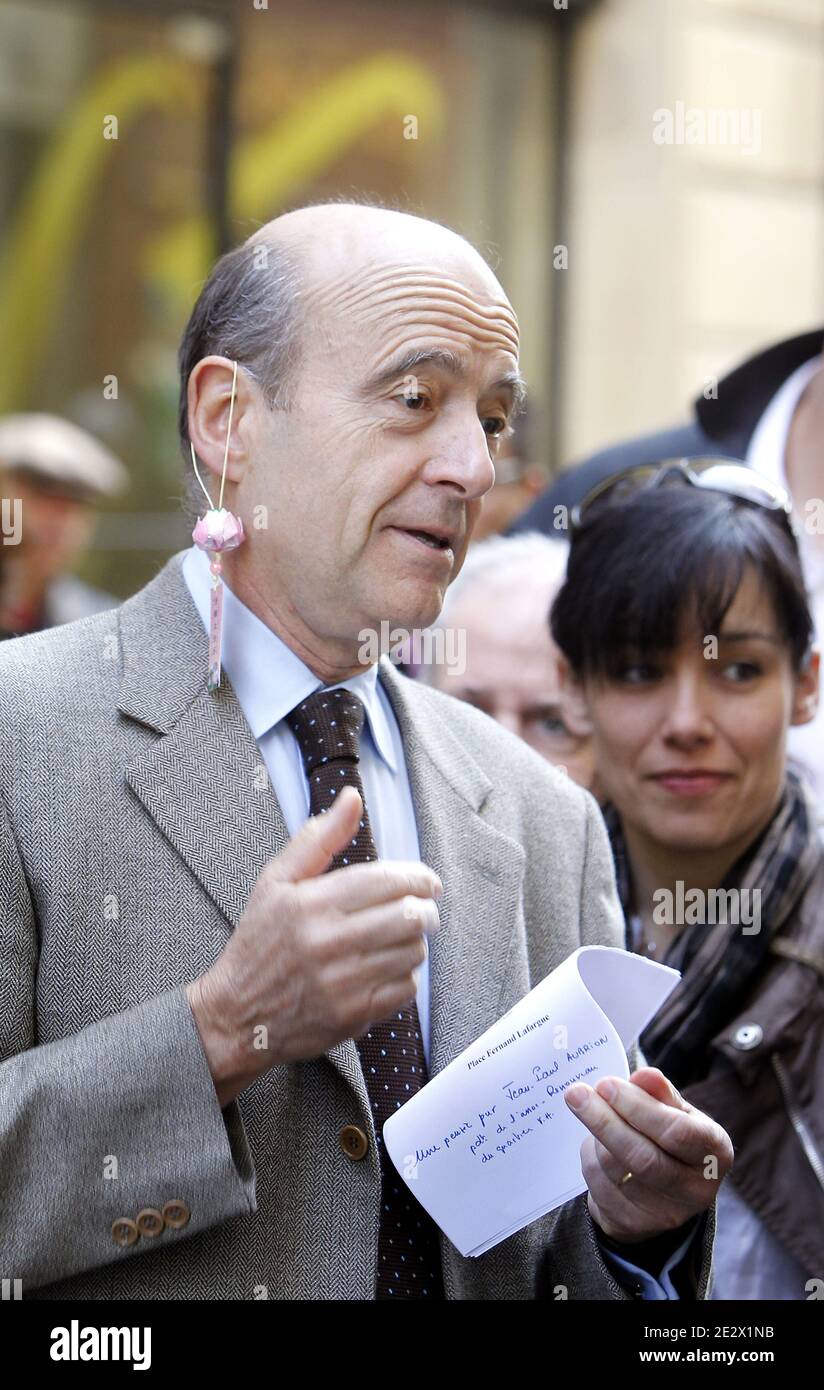 EXCLUSIF . L'ancien Premier mistre et maire de Bordeaux Alain Juppe ne quitte Plus un talisman porte-bonheur offert par une mysterieuse commercante asiatique à l'occasione d'une visite sur un marche bio, Alors qu'Alain Juppe renouvelle sur les medias son desir de se presenter lors de primiers à l'UMP afin de choisir le candidat pour les elections presidentelles de 2012 dans le cas ou le President Sarkozy ne se represententait pas. Bordeaux, Francia, le 10 Avril 2010. Foto di Patrick Bernard/ABACAPRESS.COM Foto Stock