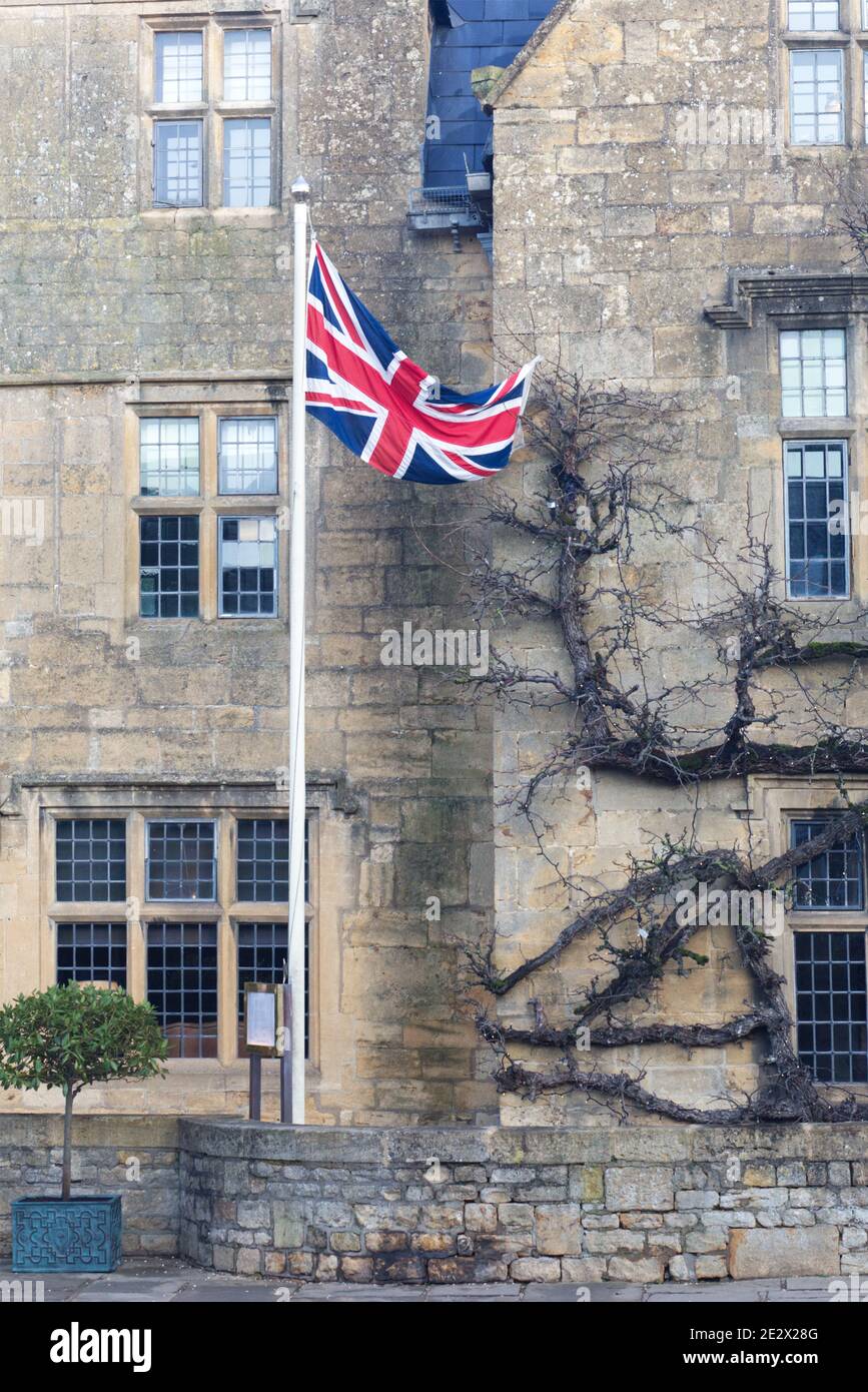 bandiera Union Jack fuori dalle Lygon Arms, Broadway Foto Stock