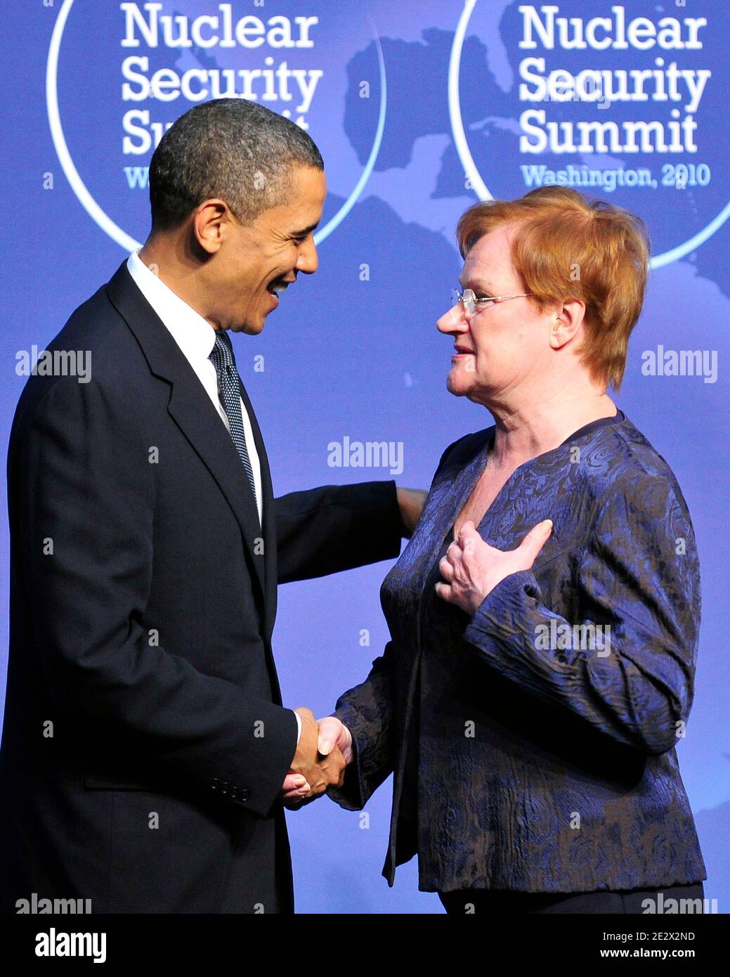 Il presidente AMERICANO Barack Obama dà il benvenuto al presidente finlandese Tarja Halonen al vertice sulla sicurezza nucleare del Washington Convention Center di Washington, DC, USA, il 12 aprile 2010. Foto di Ron Sachs/ABACAPRESS.COM Foto Stock