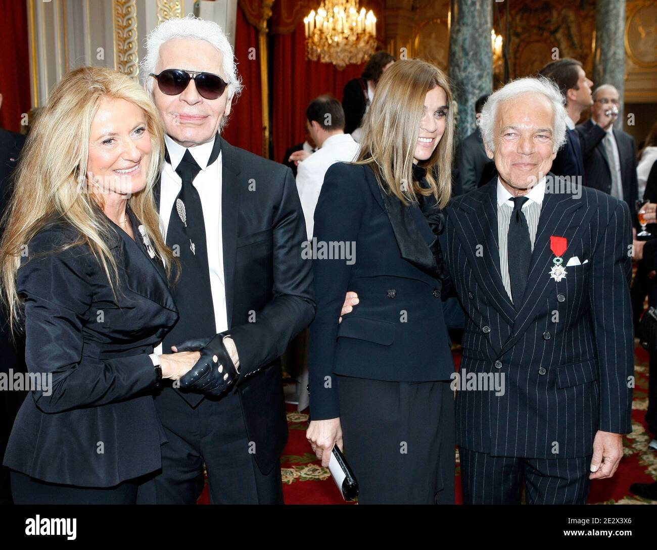 Il fashion designer statunitense Ralph Lauren, a destra, ha premiato  Chevalier della Legione d'onore, una delle distinzioni più prestigiose  della Francia, affiancato dal redattore capo dell'edizione francese di  Vogue, Carine Roitfeld, seconda