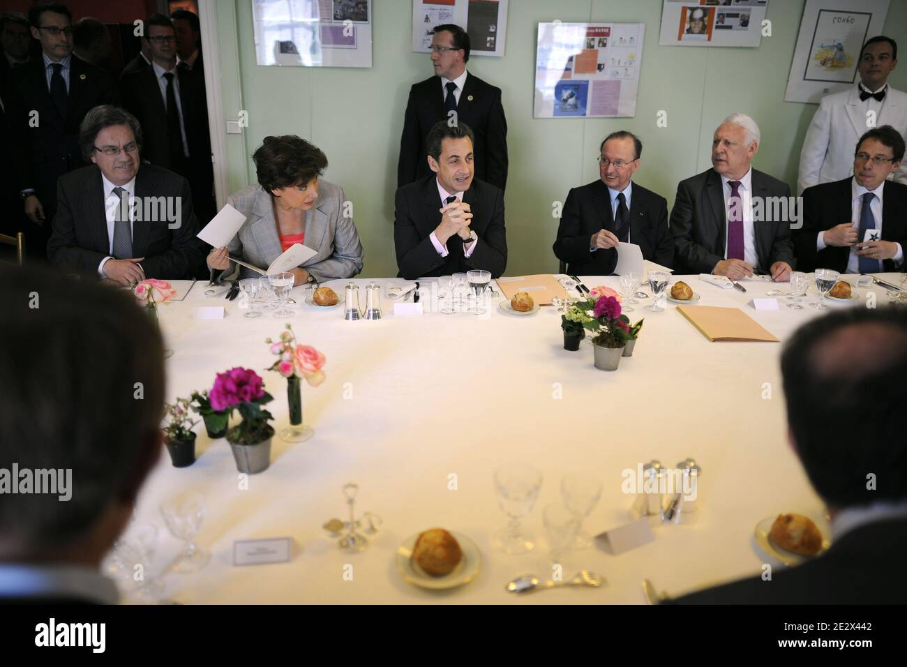 Il presidente francese Nicolas Sarkozy (C), Claude Evin (L), il ministro della Sanità Roselyne Bachelot (2ndL), il consulente del presidente Raymond Soubie (R) e il sindaco di Livry-Gargan Alain Calmat (2ndR), dopo aver visitato un centro medico a Livry-Gargan, nel nord di Parigi, Francia, il 16 aprile 2010. Nicolas Sarkozy nominato ex ministro francese della Sanità Elisabeth Hubert sarà responsabile di un dibattito sulle difficoltà incontrate dai medici generali durante una visita a Seine-Saint-Denis. Foto di Lionel Bonaventure/piscina/ABACAPRESS.COM Foto Stock