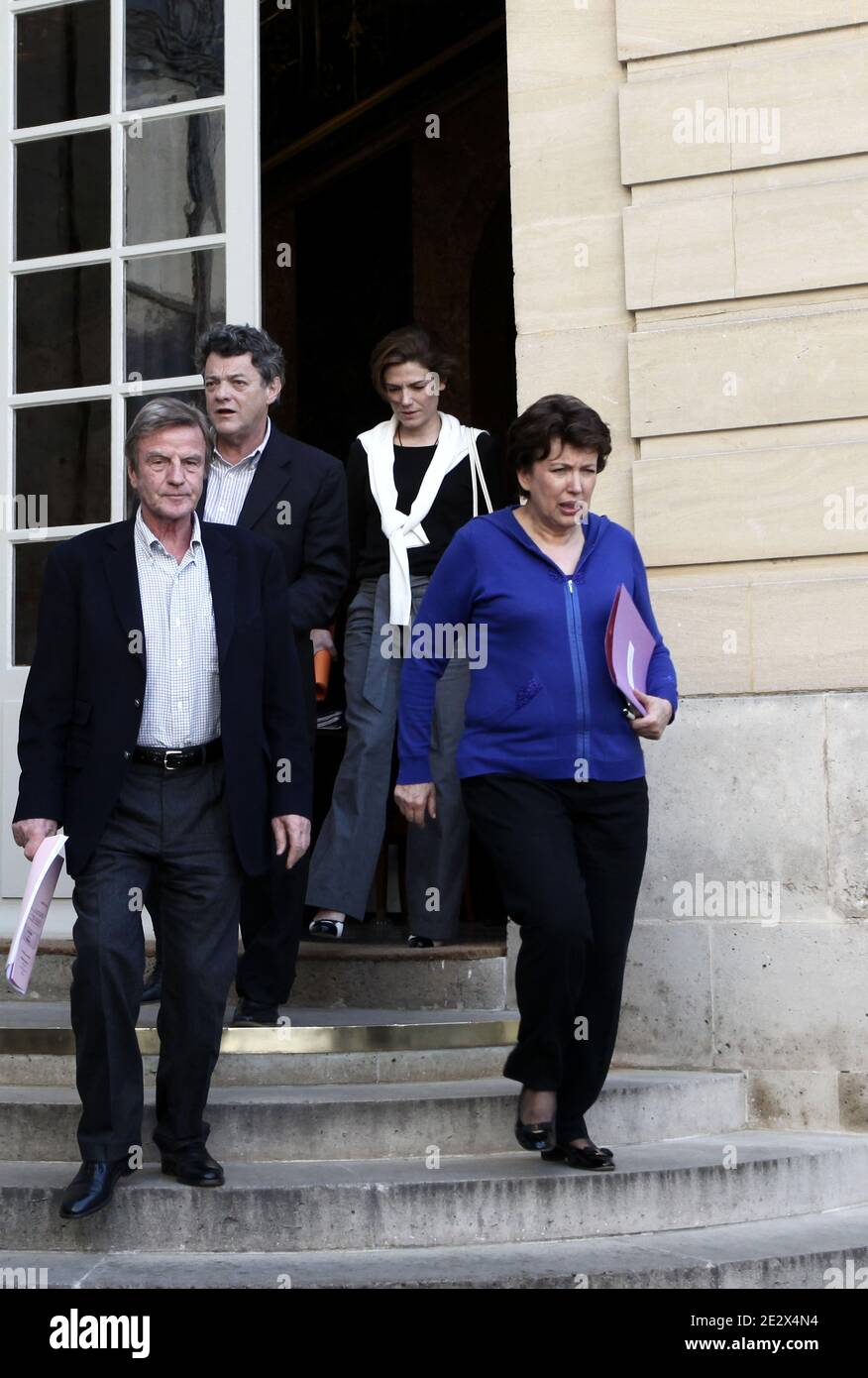 "Il ministro francese dell'ecologia Jean-Louis Borloo, il ministro degli Affari esteri Bernard Kouchner Junior Ministro dell'ecologia Chantal Jouanno e il ministro della Sanità Roselyne Bachelot partono dopo una riunione del governo il 18 aprile 2010 a Parigi. La maggior parte degli aeroporti francesi, compresi gli hub internazionali Charles de Gaulle e Orly, rimarrà chiusa fino al martedì mattina a causa delle ceneri del vulcano islandese, ha dichiarato oggi il primo ministro francese. Francois Fillon ha detto dopo una riunione del governo che tutti gli aeroporti a nord di una linea tra Bordeaux nel sud-ovest e Nizza sulla costa sud resterebbero chiusi almeno fino a Mar Foto Stock