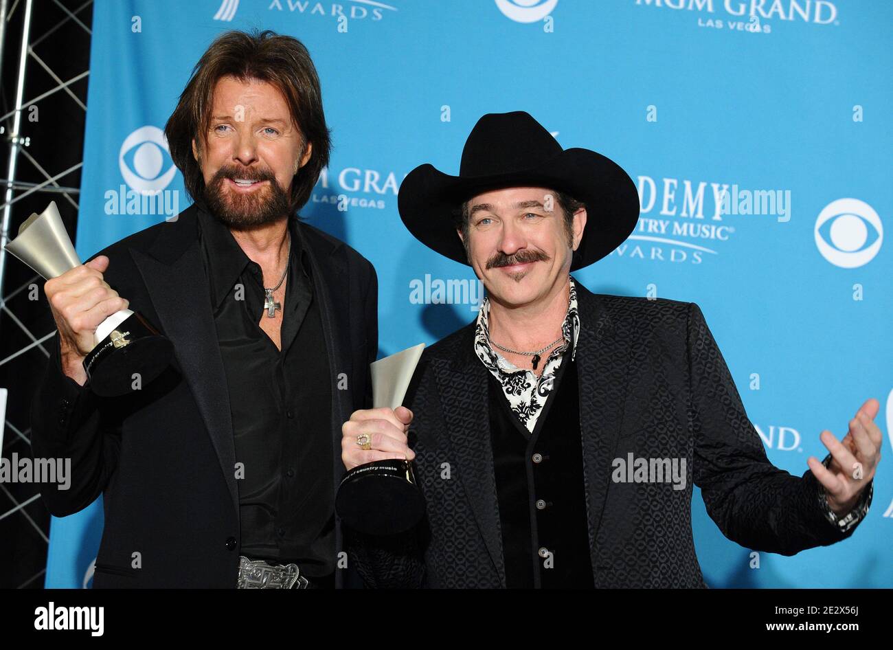 Ronnie Dunn e KIX Brooks del duo Brooks & Dunn, vincitori del Vocal Duo of the Year Award, si pongono nella sala stampa del 45° Academy of Country Music Awards tenutosi presso l'MGM Grand Hotel and Casino di Las Vegas, Nevada, il 18 aprile 2010. (Nella foto: Ronnie Dunn, KIX Brooks) Foto di Lionel Hahn/ABACAPRESS.COM Foto Stock