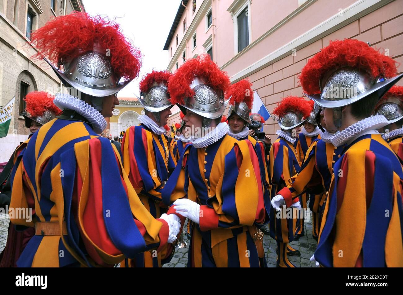 Vaticano le Guardie Svizzere commemorano il sacco di Roma del 1527, nel cortile della sede delle Guardie Svizzere, in Vaticano il 6 maggio 2010. La cerimonia si svolge ogni 6 maggio per commemorare le 147 Guardie Svizzere morte per proteggere Papa Clemente VII durante il sacco di Roma del 1527 eseguito dalle truppe mutinose di Carlo V, Sacro Romano Imperatore. Foto di ABACAPRESS.COM Foto Stock