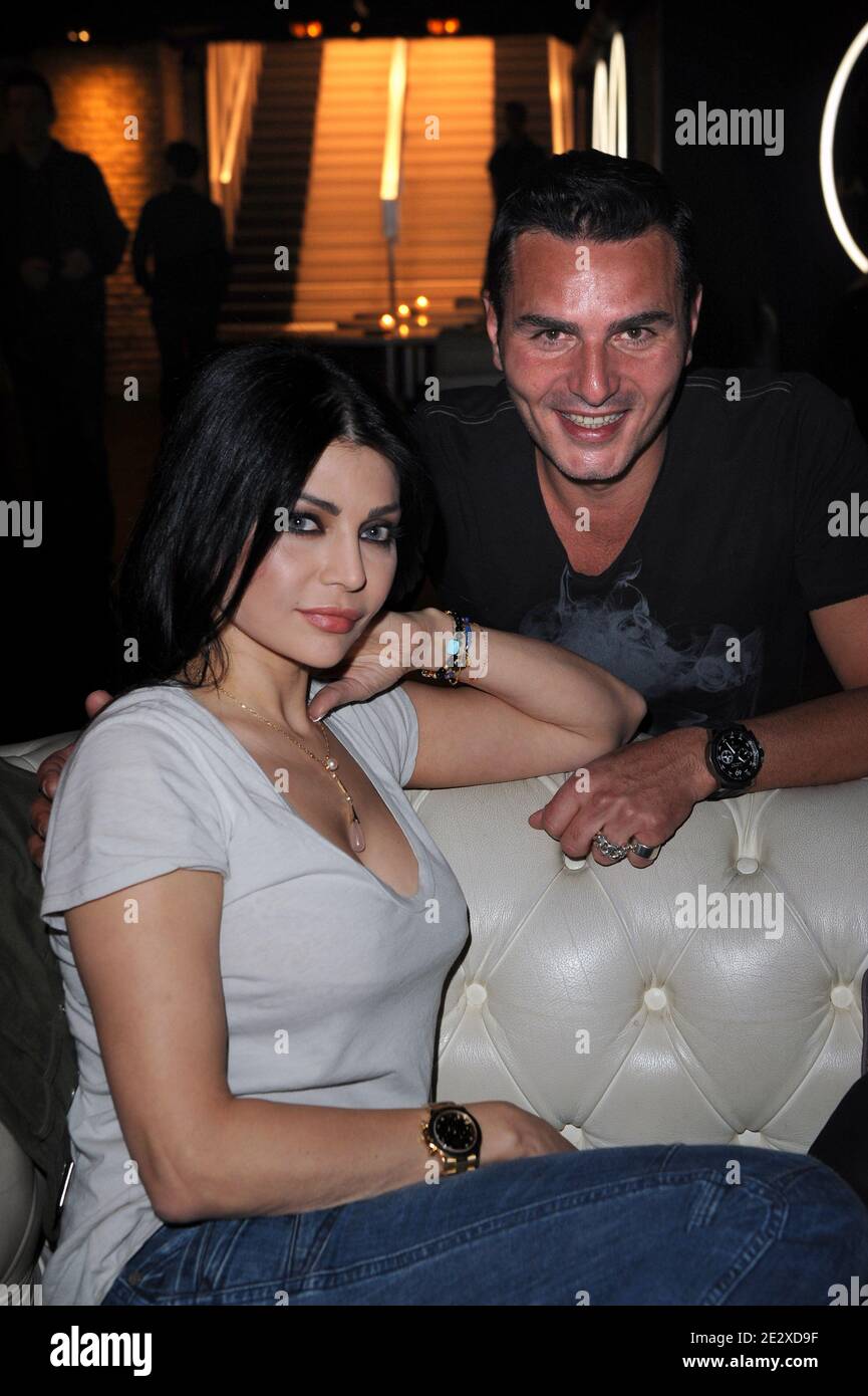 Il DJ francese David Vendetta si pone con la cantante libanese Haifa Wehbe mentre pubblica il suo nuovo album 'Vendetti', alla Queenie di Parigi, Francia, il 6 maggio 2010. Vendetta e Wehbe hanno una canzone insieme sull'album 'Yama Layali'. Foto di Ammar Abd Rabbo/ABACAPRESS.COM Foto Stock