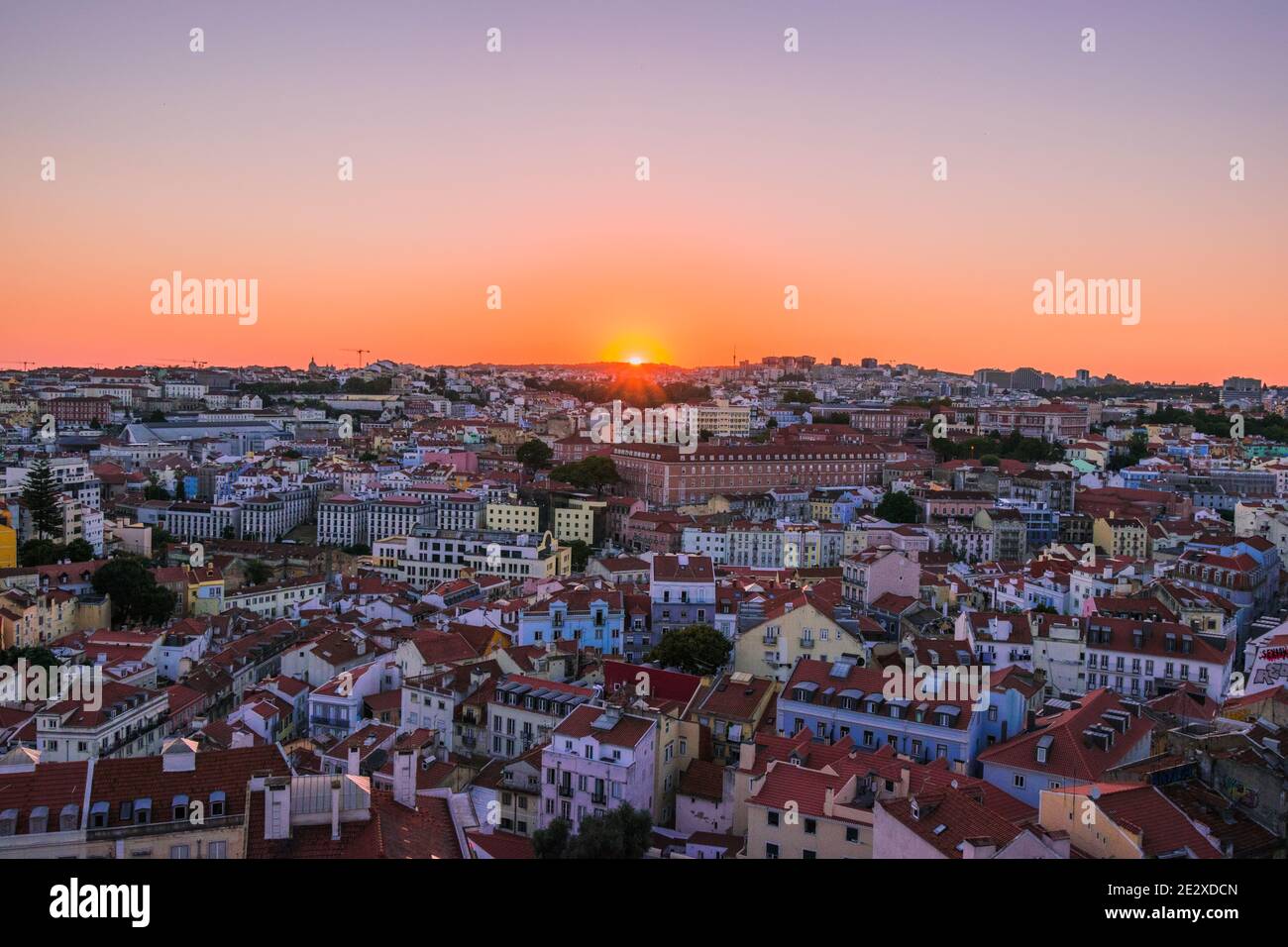 Tramonto da Miradouro da Senhora do Monte, Lisbona, Portogallo. Una vista mozzafiato su tutta la città e lo skyline, con un cielo limpido e senza nuvole. Foto Stock