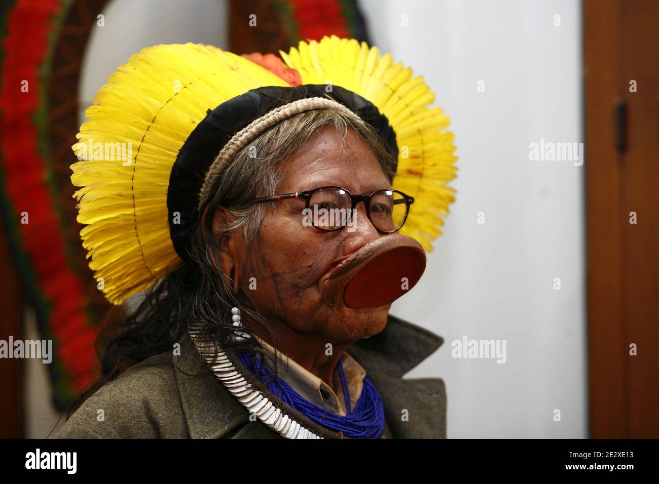 Raoni Metuktirehe, capo indigeno brasiliano della Caiapo, visita il museo "Histoire naturelle" (biologia) di Lille, Francia settentrionale, il 7 maggio 2010. Foto di Sylvain Lefevre/ABACAPRESS.COM Foto Stock