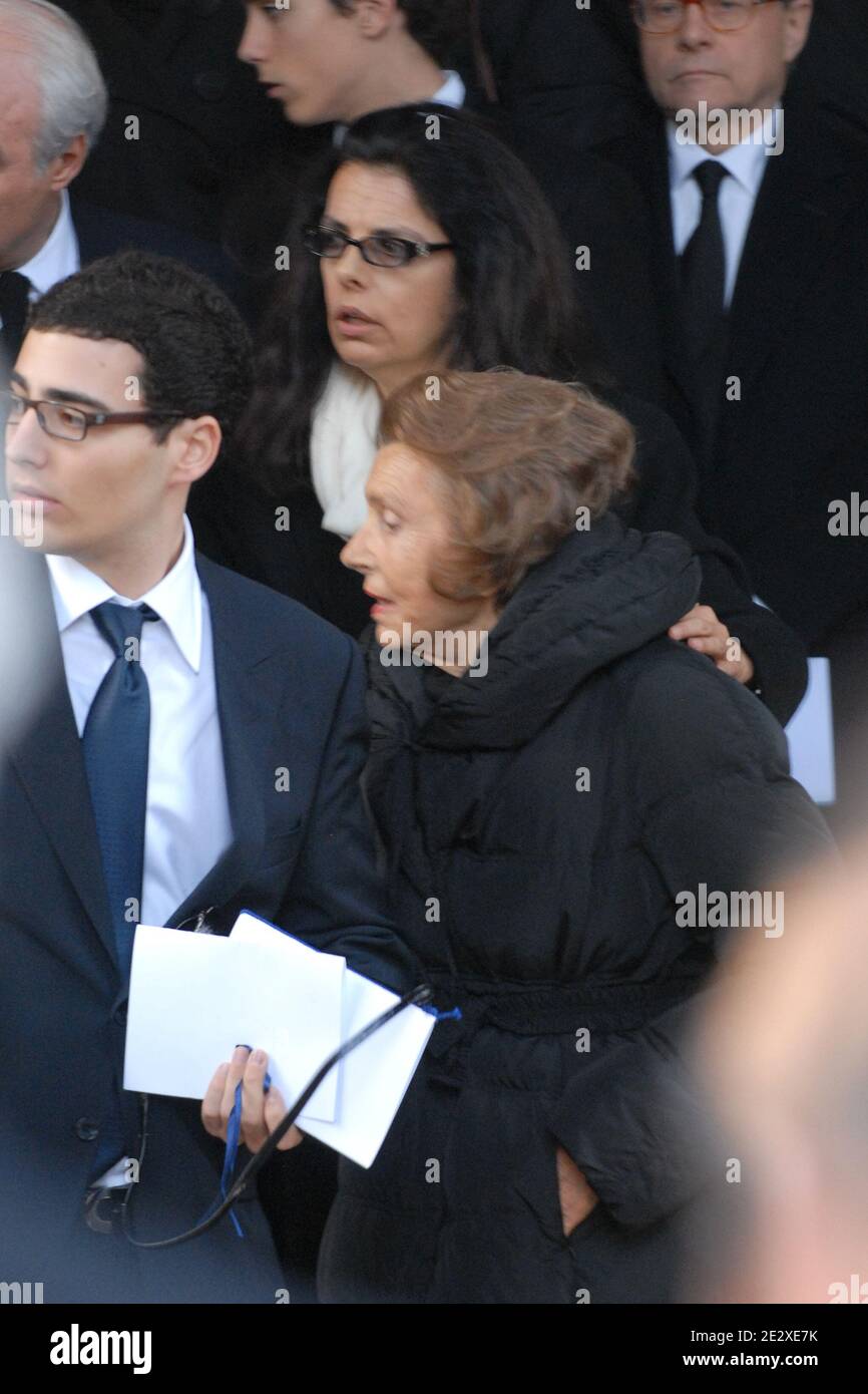 File poto di Liliane Bettencourt e di sua figlia Francoise Bettencourt Meyers visto al funerale di Andre Bettencourt a Neuilly, Francia il 22 novembre 2007. Liliane Bettencourt, che è la donna più ricca della Francia, si trova nel mezzo di un procedimento giudiziario con sua figlia Francoise Meyers per un miliardo di euro donati al fotografo Francois Marie Banier. Foto di Ammar Abd Rabbo/ABACAPRESS.CO Foto Stock